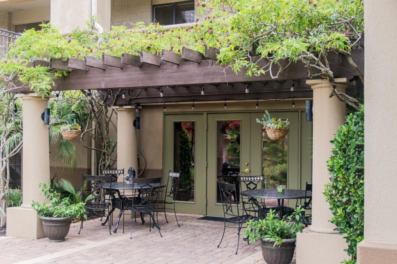 Vineyard Court Designer Suites Hotel College Station Luaran gambar