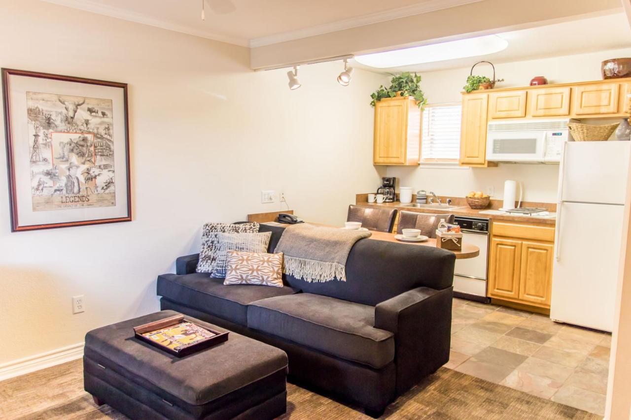 Vineyard Court Designer Suites Hotel College Station Luaran gambar